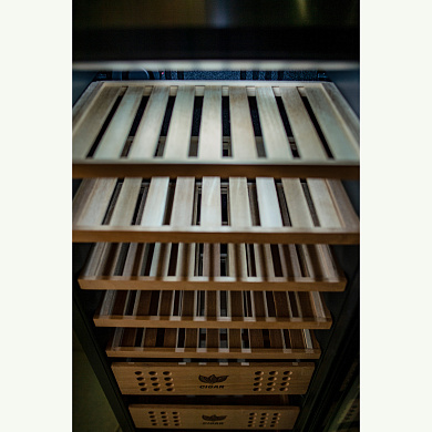 Электронный шкаф компрессорный Cigar Cabinet M-C 138 - подробнее