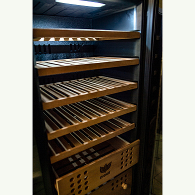 Электронный шкаф компрессорный Cigar Cabinet M-C 93 - описание