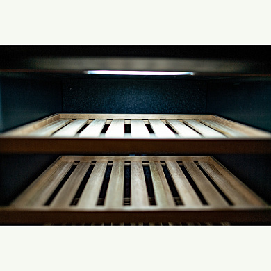 Электронный шкаф компрессорный Cigar Cabinet M-C 93 - страна